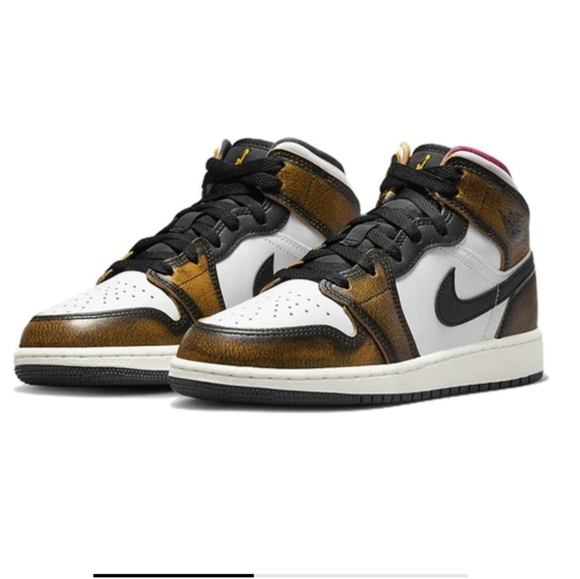 Nike Shoes - Nike Jordan 1 Mid
